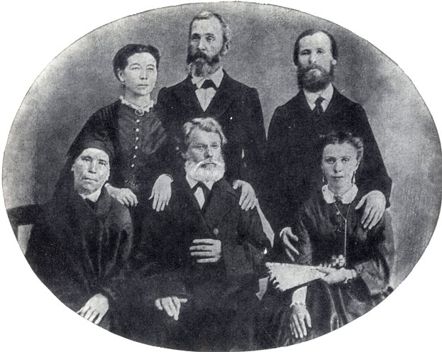 Стоят (слева направо): Е. Я Чехова, П. Е. Чехов и М. Е. Чехов; сидят: Е. Е. Чехова, Е. М. Чехов и Л. П. Чехова