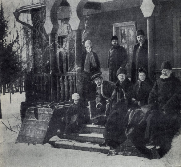 Стоят (слева направо): М. П. Чехова, А. П. Чехов, А. И. Смагин; И. П. Чехов, М. П. Чехов, Е. Я Чехова, П. Е Чехов. Мелихово. 1892