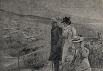 А. П. Чехов с женой и сестрой на прогулке в окрестностях Ялты в апреле 1904 года