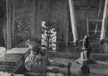 Уголок письменного стола (стетоскоп, перкуссионный молоточек, плессиметр и врачебная печать А. П. Чехова).