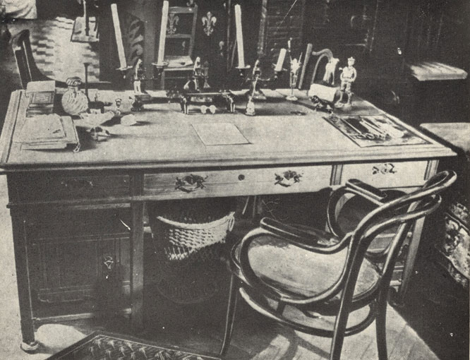 Письменный стол Чехова в Ялте