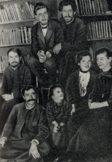 А. П. Чехов с родными и друзьями в кабинете мелиховского дома