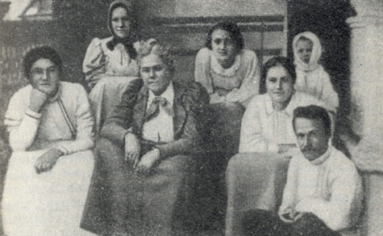 Группа земских врачей. В центре - доктор В. А. Павловская