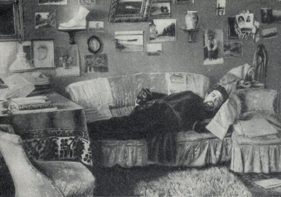 А. П. Чехов в комнате М. П. Чеховой после болезни. 1897 г