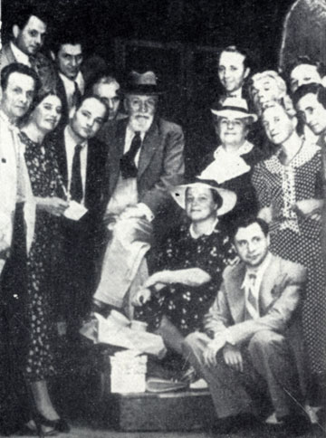 Группа артистов МХАТ с Вл. И. Немировичем-Данченко и О. Л. Книппер-Чеховой во время гастролей в Париж 1937