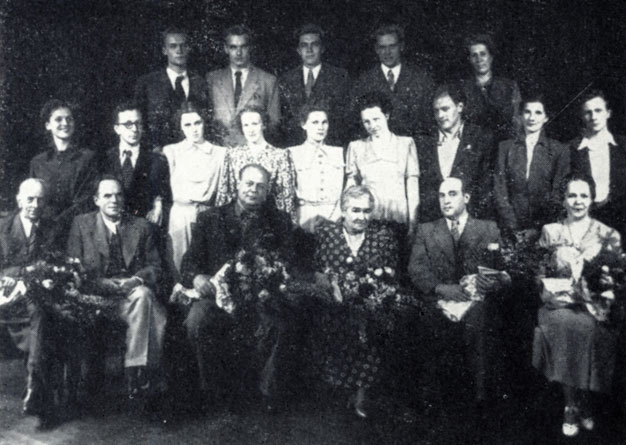  О. Л. Книппер-Чехова с преподавателями и выпускниками Школы-студии МХАТ. 1950 